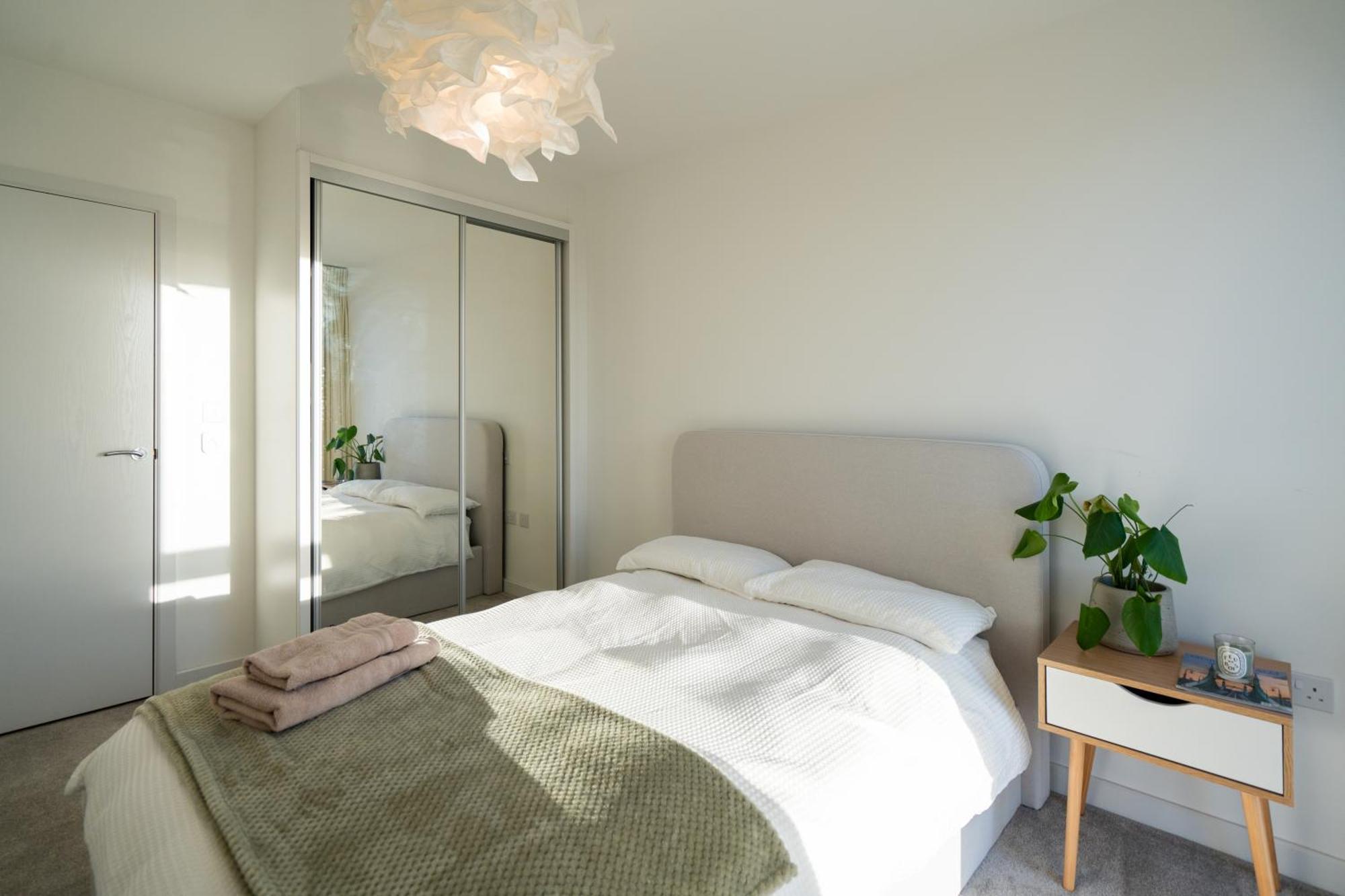 Sunset Retreat: Steps From Heathrow/Twickenham Lägenhet Hounslow Exteriör bild