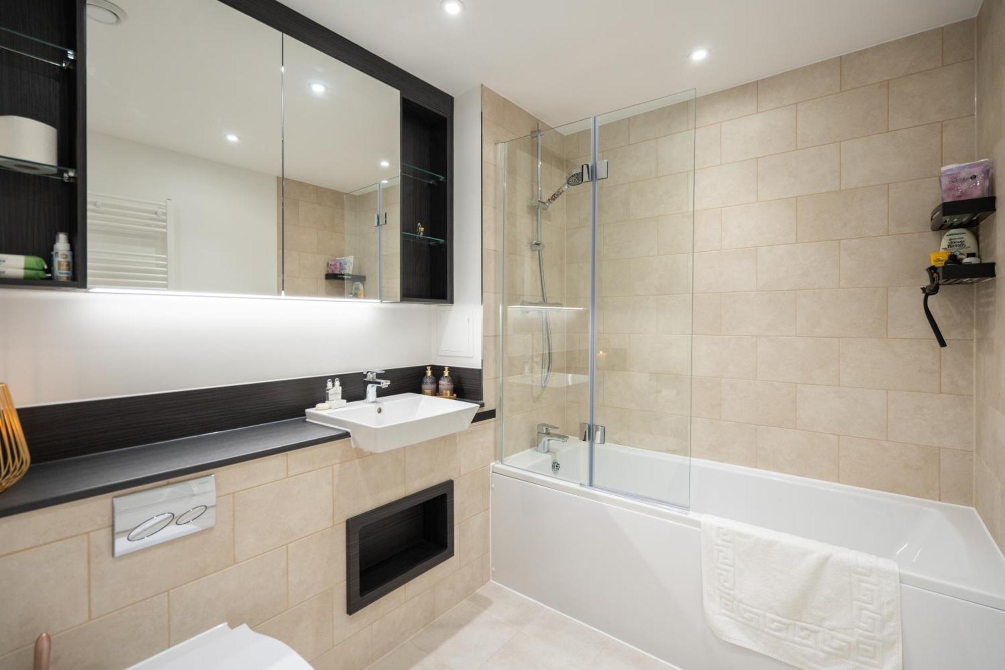 Sunset Retreat: Steps From Heathrow/Twickenham Lägenhet Hounslow Exteriör bild